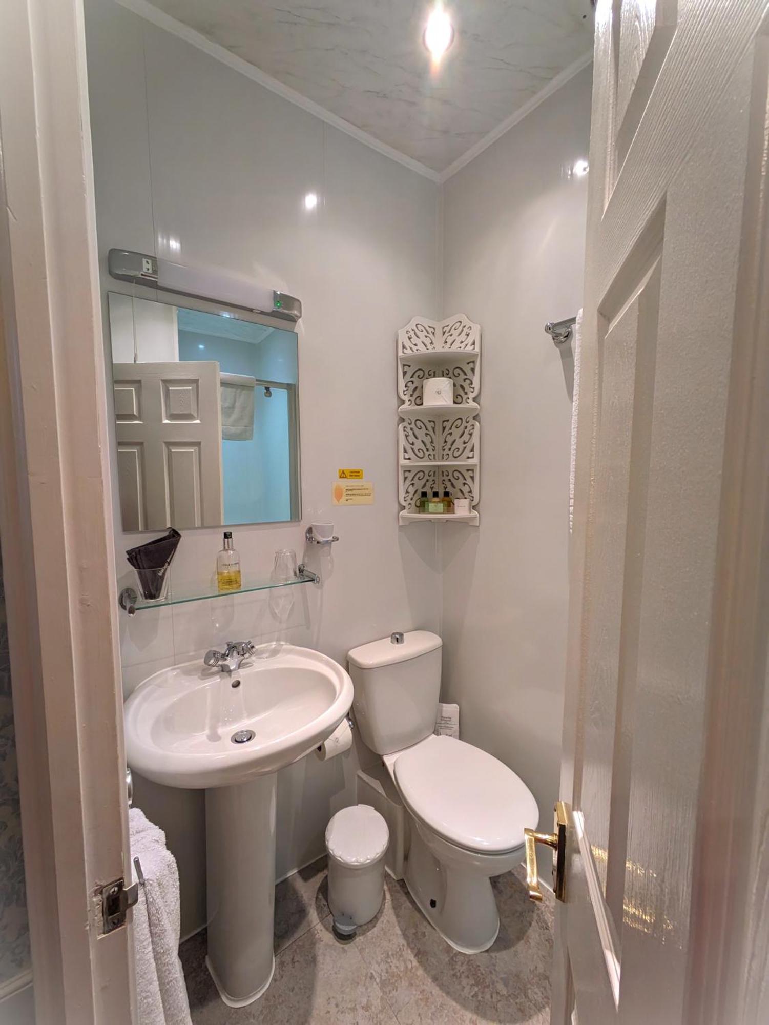 ホテル Stratford House Exclusively For Adults ランディドノー エクステリア 写真