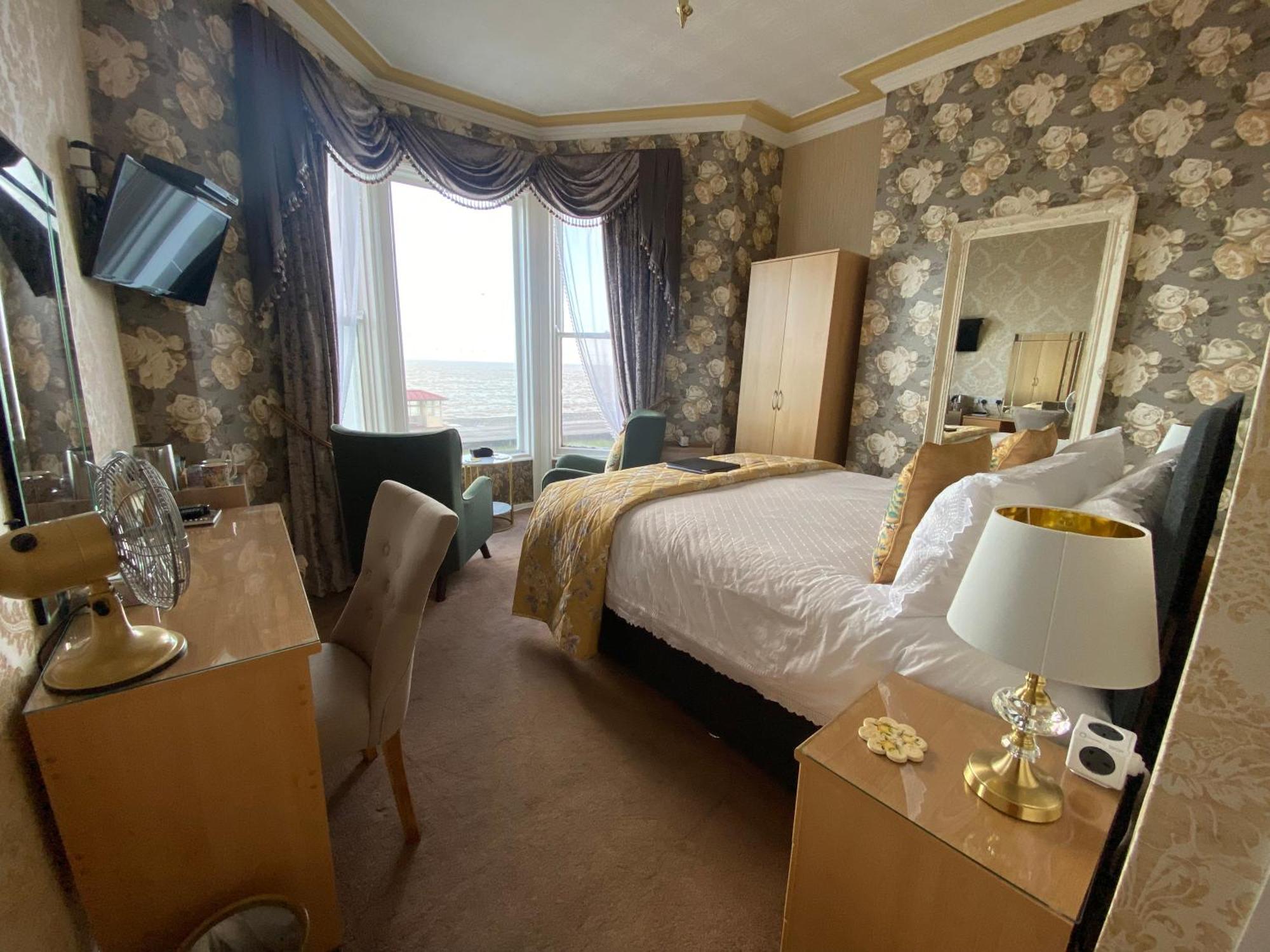 ホテル Stratford House Exclusively For Adults ランディドノー エクステリア 写真